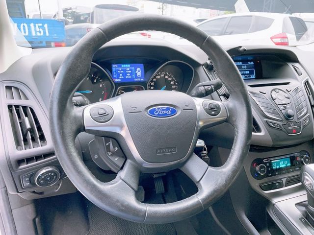 2014 Ford Focus 4D 1.6汽油運動型 認證車 盲點 恆溫  第6張相片