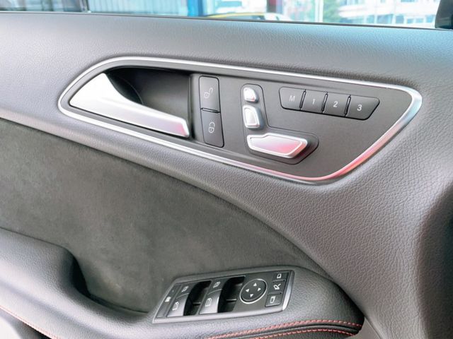 2016/17年式 M-Benz B180運動版 總代理 一手車 里程僅跑十二萬  第5張相片