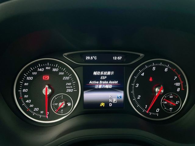 2016/17年式 M-Benz B180運動版 總代理 一手車 里程僅跑十二萬  第8張相片