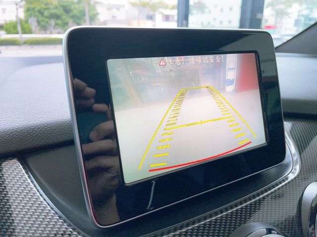 2016/17年式 M-Benz B180運動版 總代理 一手車 里程僅跑十二萬  第11張相片