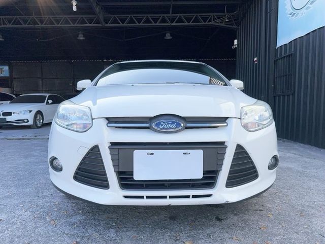 2014 Ford Focus 5D 1.6汽油時尚型 藍牙通訊 定速 循跡防滑  第2張相片