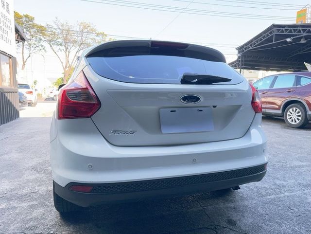 2014 Ford Focus 5D 1.6汽油時尚型 藍牙通訊 定速 循跡防滑  第17張相片