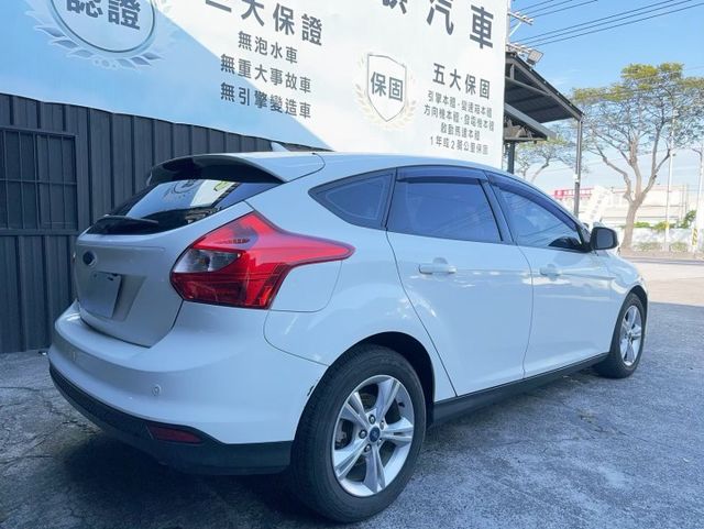 2014 Ford Focus 5D 1.6汽油時尚型 藍牙通訊 定速 循跡防滑  第18張相片