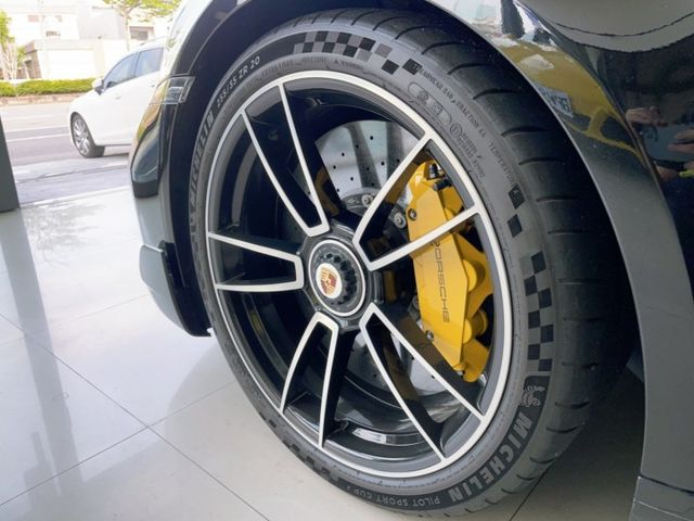2021 Porsche 911 Turbo S 總代理 原廠保養 原廠保固中 選配105萬 全車犀牛皮 里程僅跑一萬二  第4張相片