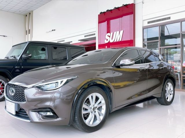 2019 年式 Infiniti Q30 1.6t風尚版 IKEY 全景天窗 ACC 電動尾門 超低里程僅跑三萬二  第3張相片