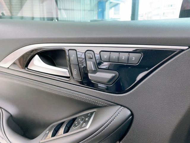 2019 年式 Infiniti Q30 1.6t風尚版 IKEY 全景天窗 ACC 電動尾門 超低里程僅跑三萬二  第6張相片