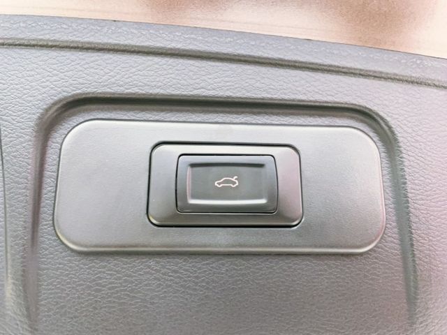 2019 年式 Infiniti Q30 1.6t風尚版 IKEY 全景天窗 ACC 電動尾門 超低里程僅跑三萬二  第19張相片
