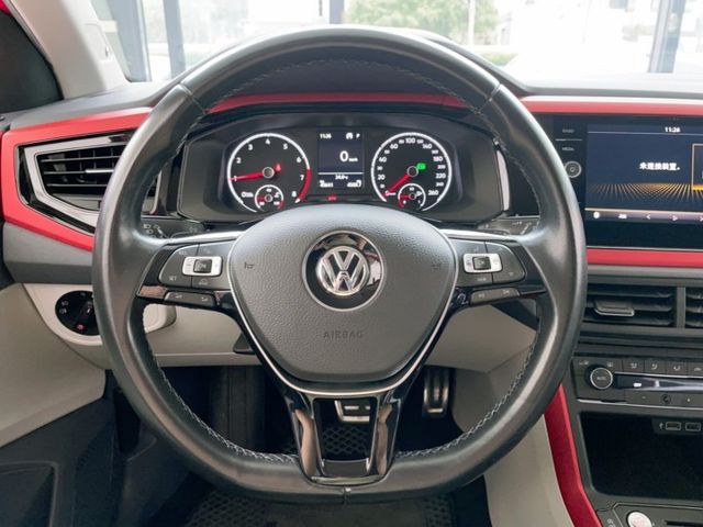 2018 Volkswagen Polo beats 一手車 原廠保養 里程僅跑四萬五 盲點 倒車顯影  第10張相片