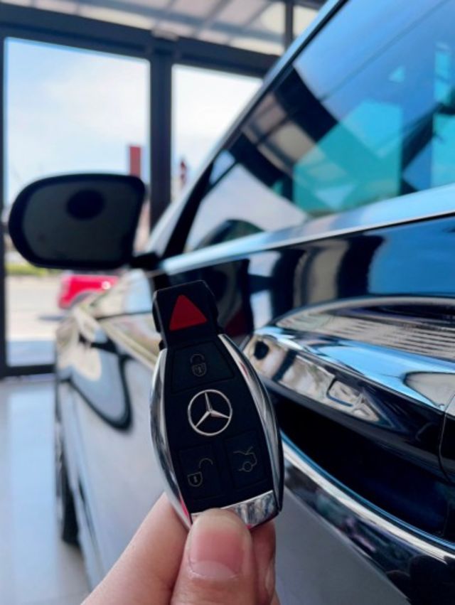 18 年式 M-Benz 加規 C300 AMG 4MATIC Estate 原廠保養 里程十六萬  第4張相片