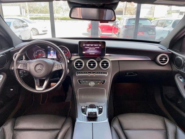 18 年式 M-Benz 加規 C300 AMG 4MATIC Estate 原廠保養 里程十六萬  第16張相片