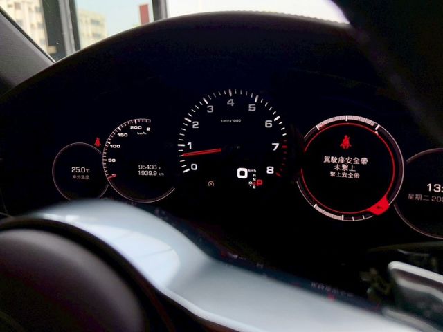 2017 Porsche Panamera  總代理 選配花費165萬 里程僅跑九萬五  第4張相片
