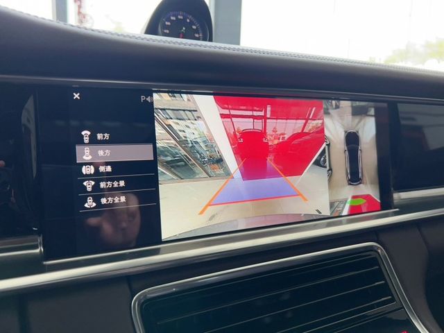 2017 Porsche Panamera  總代理 選配花費165萬 里程僅跑九萬五  第5張相片