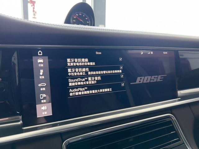 2017 Porsche Panamera  總代理 選配花費165萬 里程僅跑九萬五  第7張相片