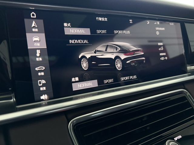 2017 Porsche Panamera  總代理 選配花費165萬 里程僅跑九萬五  第8張相片