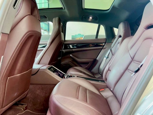 2017 Porsche Panamera  總代理 選配花費165萬 里程僅跑九萬五  第10張相片