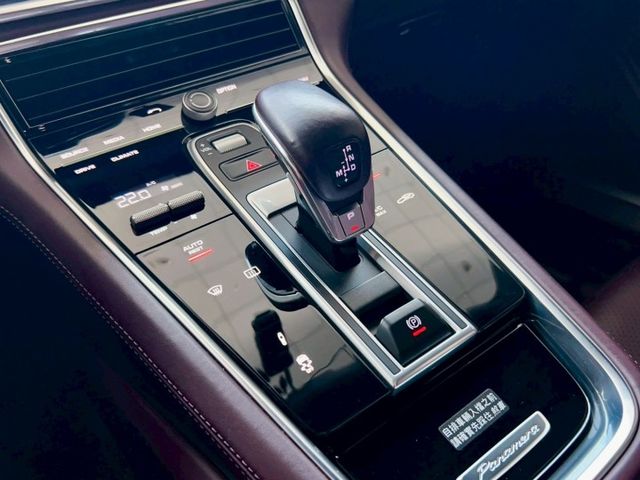 2017 Porsche Panamera  總代理 選配花費165萬 里程僅跑九萬五  第13張相片