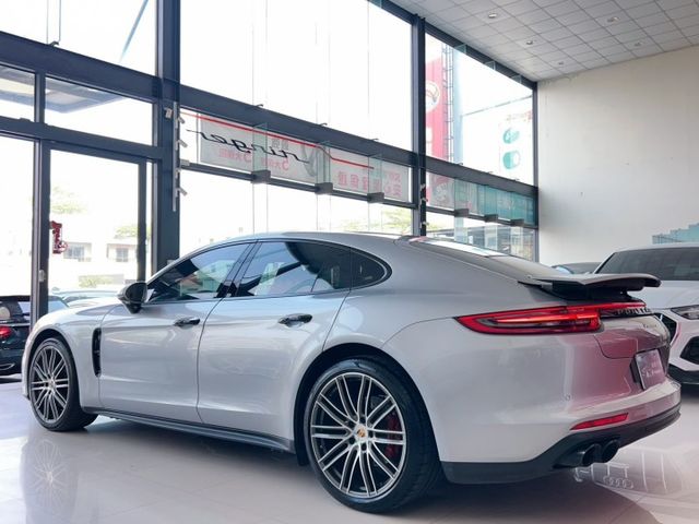 2017 Porsche Panamera  總代理 選配花費165萬 里程僅跑九萬五  第19張相片