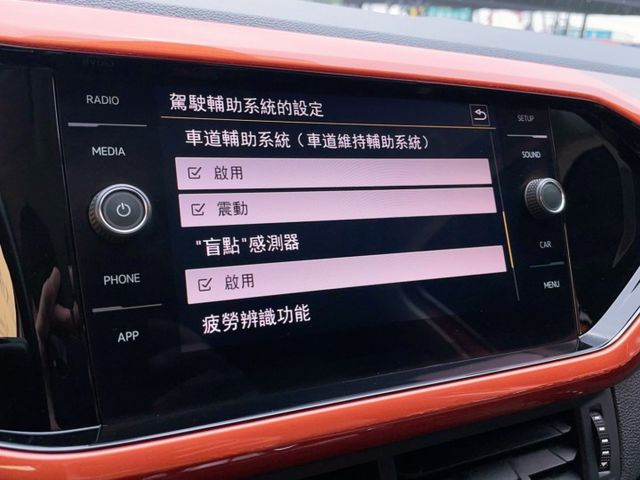2020 Volkswagen T-Cross 230 TSI Style Design 原廠保養 里程僅跑六萬七  第11張相片
