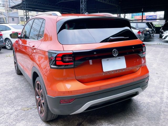 2020 Volkswagen T-Cross 230 TSI Style Design 原廠保養 里程僅跑六萬七  第19張相片