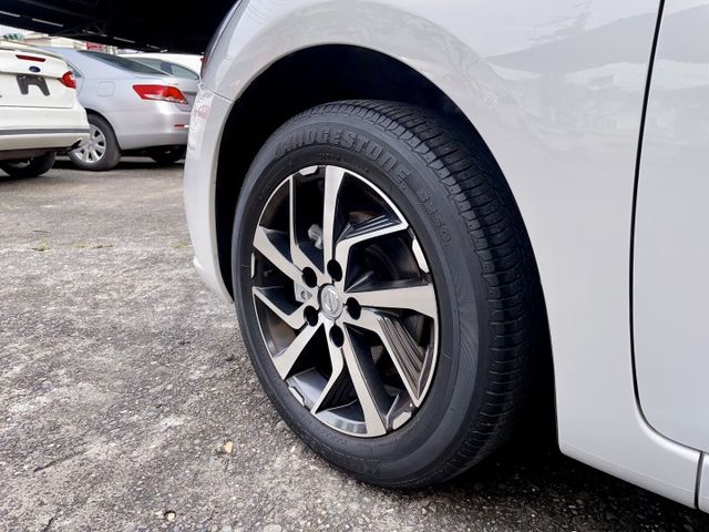 2021 Nissan Tiida 5D 智能360版 超低里程僅跑三萬一  第3張相片