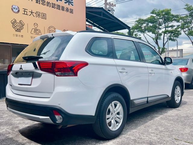2020/21年式  Mitsubishi  Outlander 4WD 躍動型 循跡防滑 三合一盲區偵測警示  第18張相片