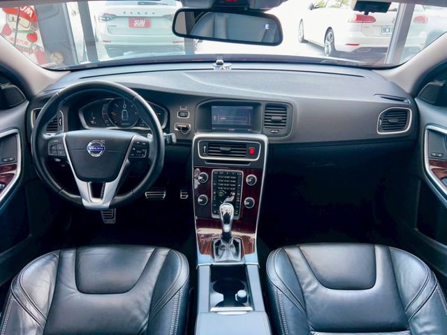 2014 Volvo V60 D4 豪華版 里程僅跑十七萬 盲點偵測  第10張相片