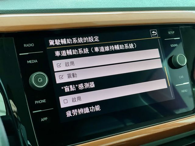 20 年式 VW T-Cross 230 TSI Style Design 里程僅跑兩萬三 選配beats 環繞音響套件  第11張相片
