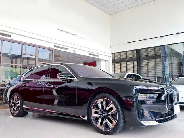 2023 BMW G70 740i Excellence 原廠保養 保固中 里程僅跑兩萬五 懸浮式劇院螢幕 後座總裁座椅  第1張相片
