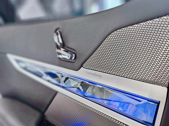 2023 BMW G70 740i Excellence 原廠保養 保固中 里程僅跑兩萬五 懸浮式劇院螢幕 後座總裁座椅  第4張相片