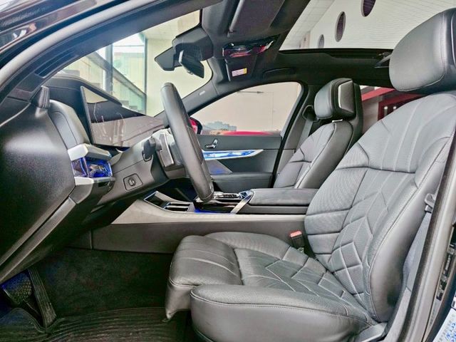 2023 BMW G70 740i Excellence 原廠保養 保固中 里程僅跑兩萬五 懸浮式劇院螢幕 後座總裁座椅  第6張相片