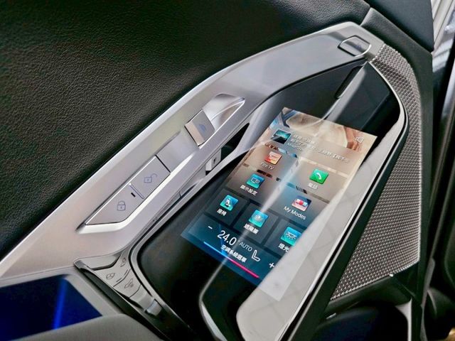 2023 BMW G70 740i Excellence 原廠保養 保固中 里程僅跑兩萬五 懸浮式劇院螢幕 後座總裁座椅  第14張相片