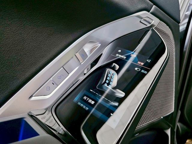 2023 BMW G70 740i Excellence 原廠保養 保固中 里程僅跑兩萬五 懸浮式劇院螢幕 後座總裁座椅  第15張相片