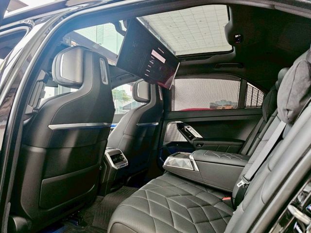 2023 BMW G70 740i Excellence 原廠保養 保固中 里程僅跑兩萬五 懸浮式劇院螢幕 後座總裁座椅  第17張相片