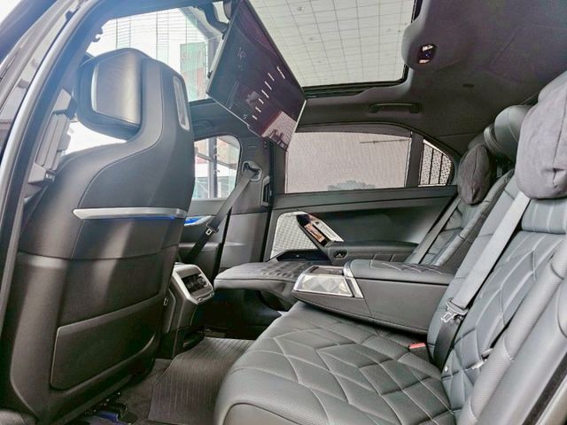 2023 BMW G70 740i Excellence 原廠保養 保固中 里程僅跑兩萬五 懸浮式劇院螢幕 後座總裁座椅  第18張相片