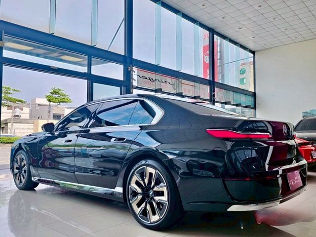 2023 BMW G70 740i Excellence 原廠保養 保固中 里程僅跑兩萬五 懸浮式劇院螢幕 後座總裁座椅  第19張相片