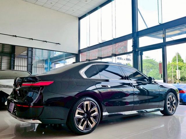 2023 BMW G70 740i Excellence 原廠保養 保固中 里程僅跑兩萬五 懸浮式劇院螢幕 後座總裁座椅  第20張相片