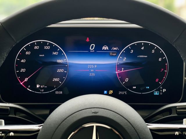 2025 M-Benz 加規未領牌 GLC300 4MATIC Coupe 全新加規未領牌 多樣選配 里程僅跑兩百公里  第7張相片