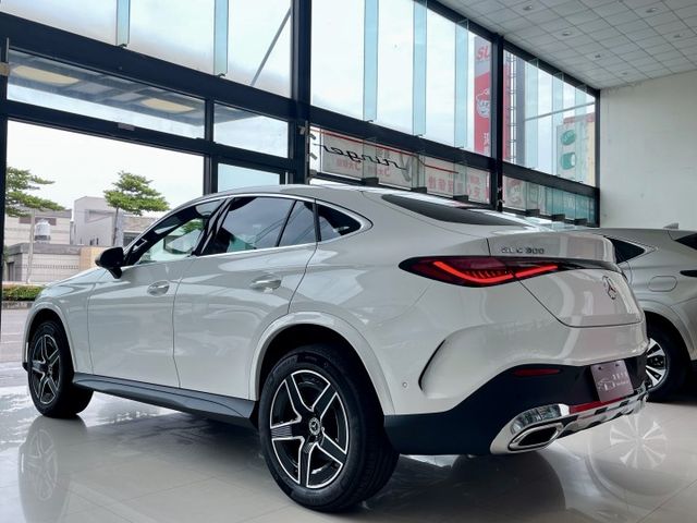 2025 M-Benz 加規未領牌 GLC300 4MATIC Coupe 全新加規未領牌 多樣選配 里程僅跑兩百公里  第17張相片