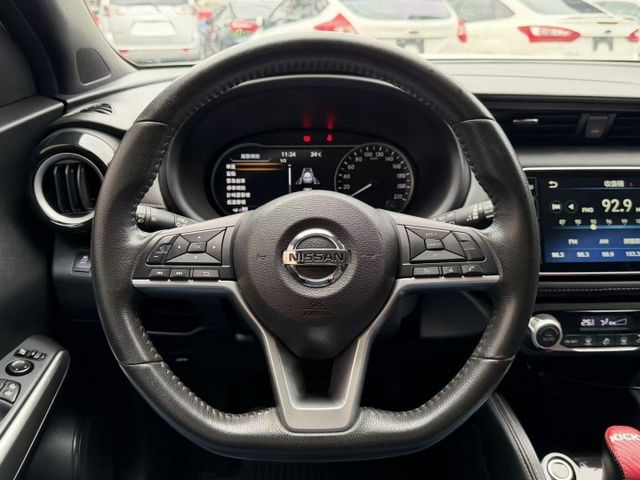 2020 Nissan Kicks 1.5智行旗艦版 超低里程僅跑五萬七  第9張相片
