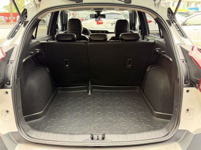 2020 Nissan Kicks 1.5智行旗艦版 超低里程僅跑五萬七  第16張相片