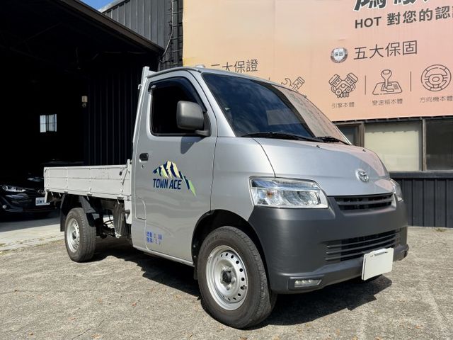 2024 Toyota Town Ace 框式木床 手排 一手車 原廠保養 保固中 超低里程僅跑一萬四  第1張相片