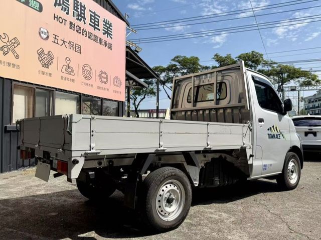 2024 Toyota Town Ace 框式木床 手排 一手車 原廠保養 保固中 超低里程僅跑一萬四  第12張相片