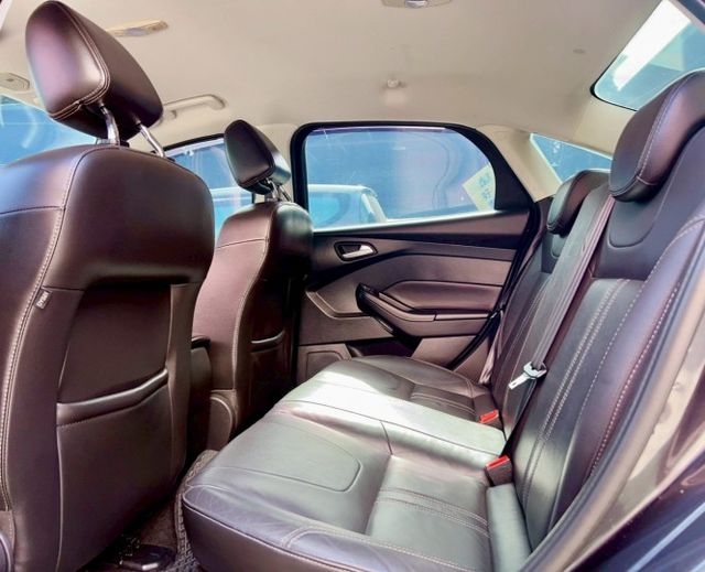 2013 Ford Focus 4D 1.6汽油時尚經典型 里程僅跑八萬八  第10張相片