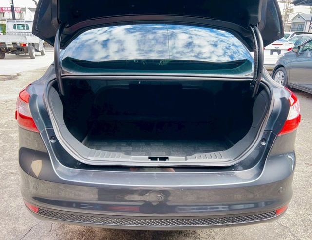 2013 Ford Focus 4D 1.6汽油時尚經典型 里程僅跑八萬八  第14張相片