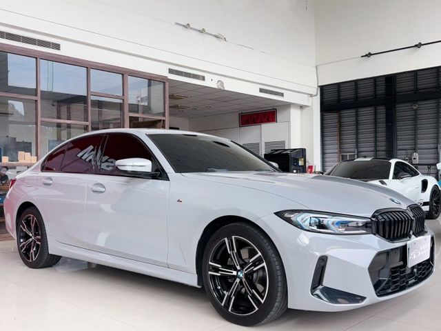 2023 BMW G20 LCI 320i M Sport  一手車 原廠保養 保固中 里程六萬四 底色白貼灰色改色膜  第1張相片