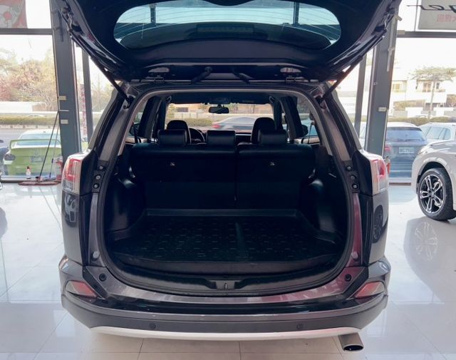 2015/16年式 Toyota RAV4 2.0豪華 原廠保養 里程僅跑九萬九  第17張相片