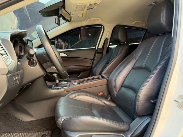 2018 Mazda 3 5D 2.0尊榮安全版 一手車 原廠保養 里程僅跑八萬四 IKEY 盲點 抬顯 車偏  第6張相片