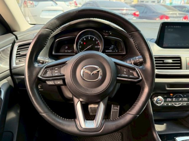 2018 Mazda 3 5D 2.0尊榮安全版 一手車 原廠保養 里程僅跑八萬四 IKEY 盲點 抬顯 車偏  第8張相片