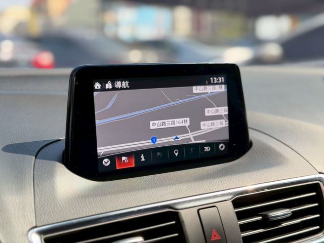 2018 Mazda 3 5D 2.0尊榮安全版 一手車 原廠保養 里程僅跑八萬四 IKEY 盲點 抬顯 車偏  第12張相片