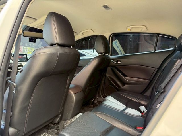 2018 Mazda 3 5D 2.0尊榮安全版 一手車 原廠保養 里程僅跑八萬四 IKEY 盲點 抬顯 車偏  第17張相片